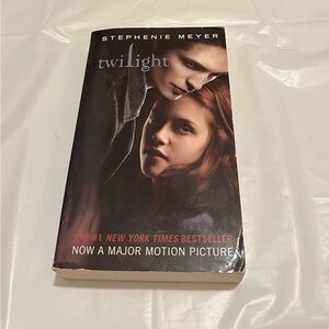 Twilight by Stephenie Meyer - Black Cover Edition